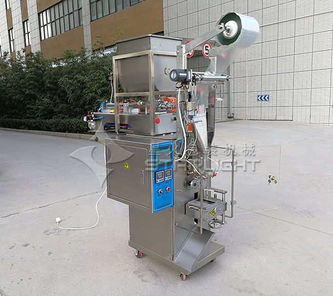 辣椒油液體包裝機(jī)整機(jī)廠(chǎng)房外實(shí)拍展示